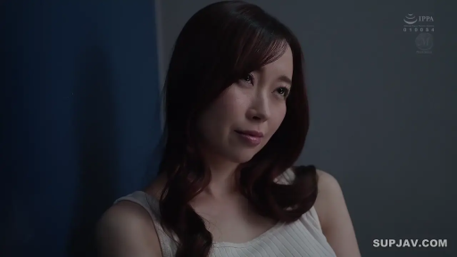 室内 · 沉思 · 脸部特写 · 凝视 · 白色吊带 · 斜靠 · 长卷发