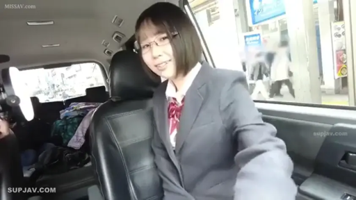 室内 · 脸部特写 · 平静 · 束缚 · 俯视 · 鼻链 · 穿孔
