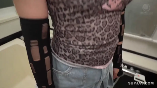 脸部 · 浴室 · 站立 · 仰视 · 双马尾 · 项圈 · 呆萌 · 豹纹吊带