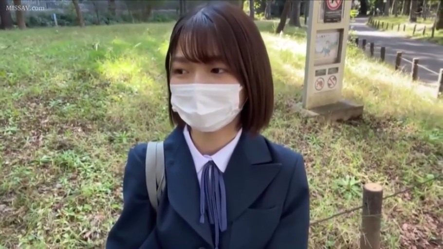 站立 · 平静 · 半身 · JK制服 · 短发 · 口罩 · 侧望 · 户外公园