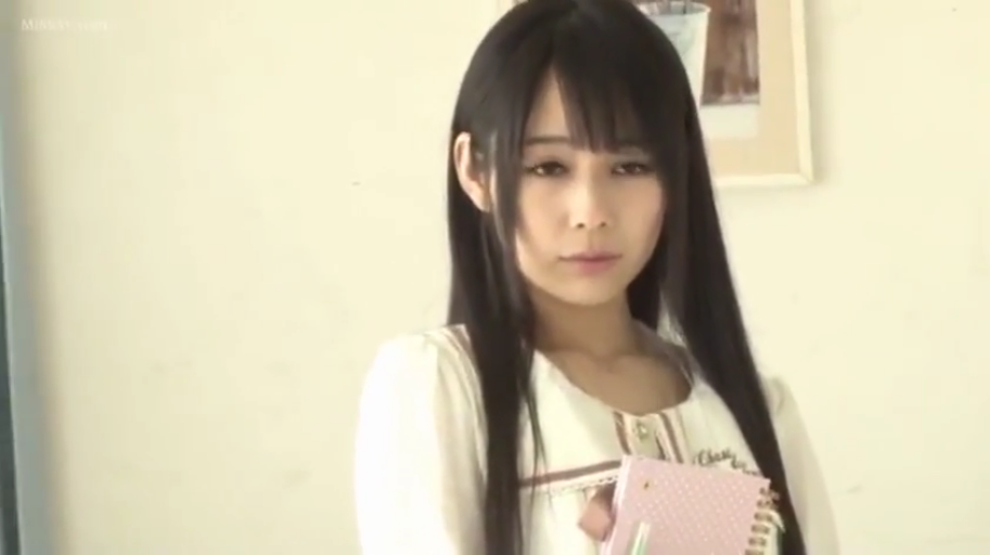 室内 · 站姿 · 面部特写 · 冷淡 · 黑长直 · 白色长袖上衣 · 记事本 · 手持记事本