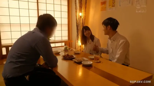 坐姿 · 交谈 · 中景 · 微笑 · 酒杯 · 剧情 · 衬衫 · 居酒屋