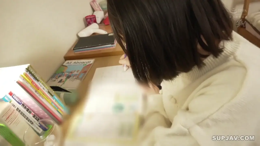 坐姿 · 专注 · 房间 · 短发 · 白色毛衣 · 侧脸 · 书本 · 写字