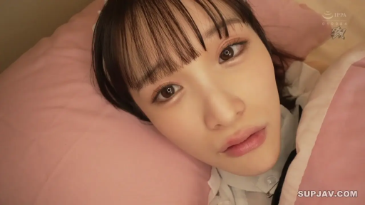 卧室 · 仰卧 · 面部特写 · 制服 · 对视 · 大特写 · 无辜 · 粉色枕头