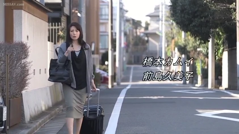 室内 · 诱惑 · POV视角 · 吐舌 · 前倾 · 舌部特写 · 波点女衫