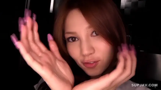 室内 · 顔部のクローズアップ · 微笑 · 注視 · 私服 · 举手 · 长指甲 · 亚裔