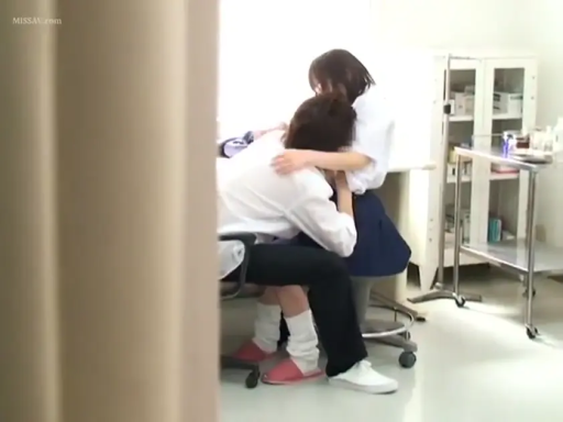 坐姿 · 校服 · 专注 · 中景 · 医务室 · 掀衣 · 身体检查 · 药柜