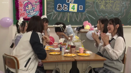 坐姿 · 教室 · 中景 · 女仆装 · 多人 · 开心 · 欢笑 · 零食