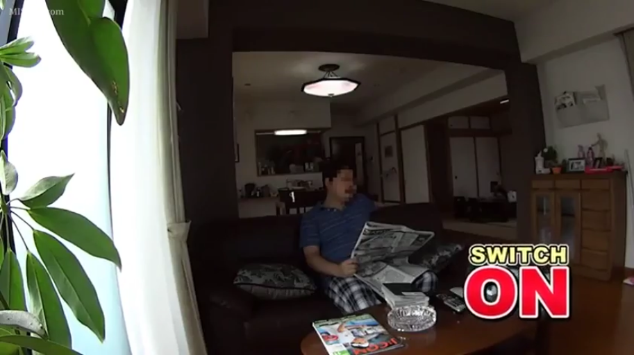 坐姿 · 全景 · 平静 · 客厅 · 休闲装 · 阅读 · 中年男性 · 报纸