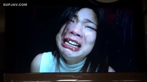 Indoor · Face · Pain · 正面 · Crying · 电视画面 · 浅蓝上衣