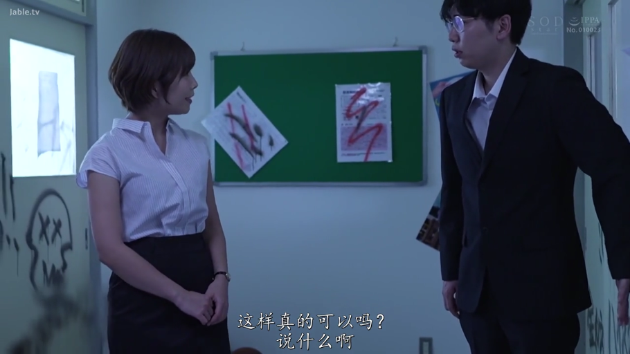 站立 · 全景 · 休闲服饰 · 模糊 · 户外公园 · 婴儿车 · 推婴儿车 · 路人视角
