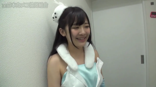 室内 · 甘美 · 摆拍 · 微笑 · 上半身 · 发饰 · 壁に寄りかかって立って · 浅蓝色连衣裙