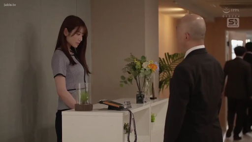 室内 · 单人 · 站立 · 中景 · 职业装 · 凝视 · 疑惑