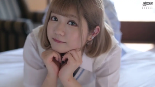 面部 · 卧室 · 趴姿 · 白衬衫 · 凝视 · 床垫 · 写真 · 可爱