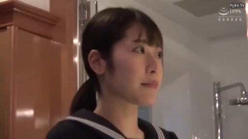 浴室 · 站姿 · 面部特写 · 花洒 · 平淡 · 水手服 · 学生 · 侧望