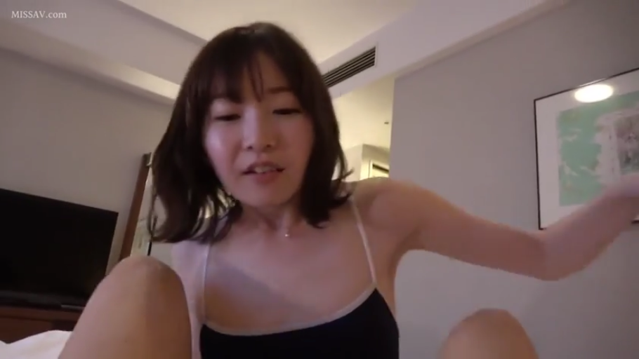 坐姿 · 卧室 · 中景 · 自然 · 第一人称视角 · 凝视 · 电视 · 黑白吊带