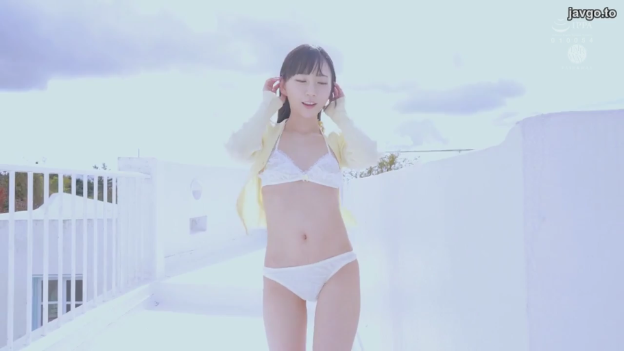 站立 · 自然 · 半身 · 日系 · 白色比基尼 · 撩发 · 户外天台