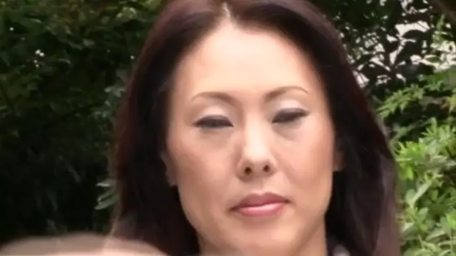 严肃 · 面部特写 · 注视 · 室外 · 正面 · 背景绿植 · 深色衣物