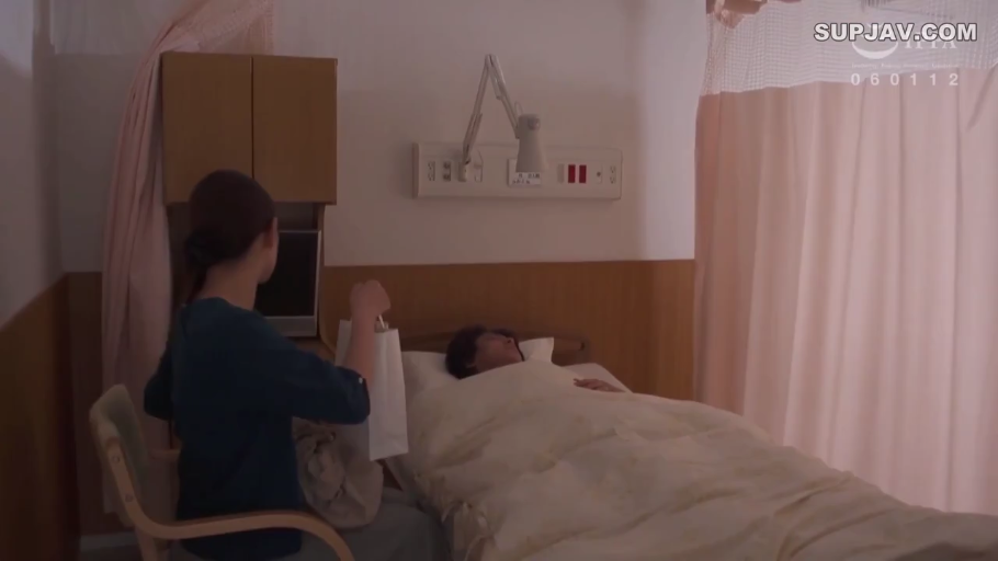 躺卧 · 严肃 · 病房 · 医疗吊塔 · 全景 · 剧情 · 深色上衣 · 探视