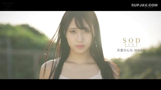 站立 · 顔のクローズアップ · 注視 · 屋外 · 平凡 · 吊帯 · 逆光