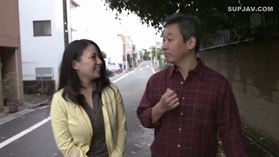 交谈 · 站立 · 微笑 · 半身 · 休闲装 · 街道 · 熟女