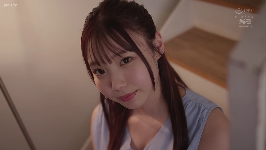 顔のクローズアップ · 凝視 · 仰頭 · 俯视视角 · 室内楼梯 · 微露笑意 · 浅蓝色无袖上衣