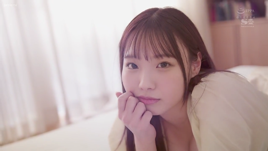 卧室 · 俯卧 · 面部特写 · 米色上衣