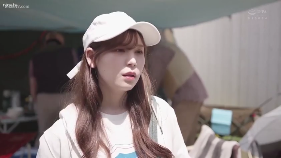 站姿 · 面部特写 · 呆滞 · 注视 · 露营地 · 日光 · 白色棒球帽