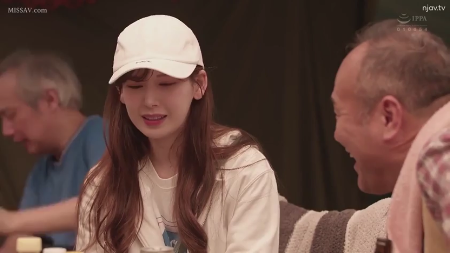 室內 · 坐姿 · 交谈 · 微笑 · 面部特寫 · 酒瓶 · 长发 · 白色棒球帽