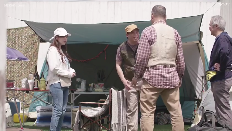 会話 · 站立 · 全景 · 自然 · 露营地 · 休闲户外服