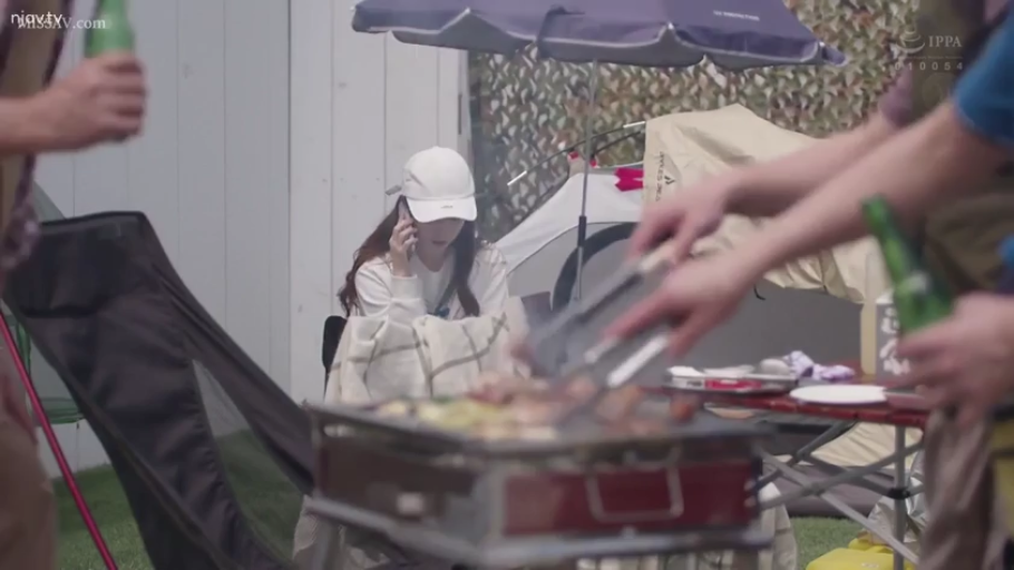 坐姿 · 中景 · 平静 · 休闲装 · 多人 · 户外 · 打电话 · 烧烤架