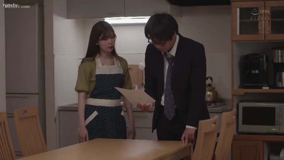 站立 · 全景 · 自然 · 剧情 · 厨房 · 围裙 · 纸张 · 看文件