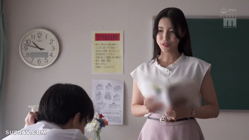 教室 · 中景 · 站姿 · 微笑 · 书本 · 白色无袖上衣 · 教学 · 老师角色扮演