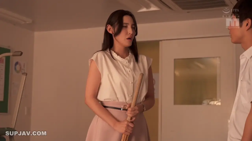 站立 · 中景 · 张口 · 办公室内 · 对视 · 熟女 · 无袖白衬衫 · 木棍