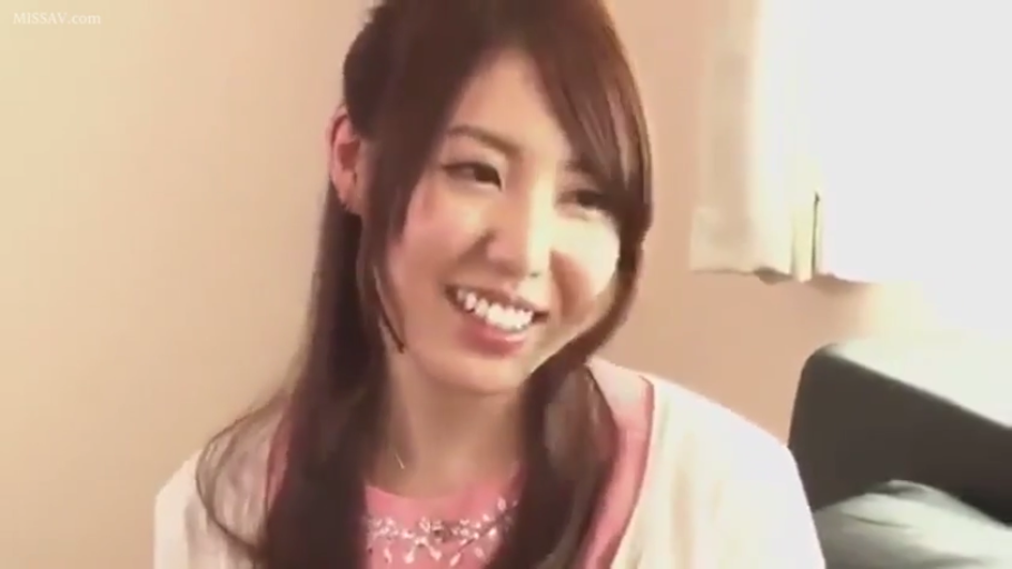 中景 · 水杯 · 微笑 · 客厅 · 居家 · 短裤 · 调情 · 侧坐