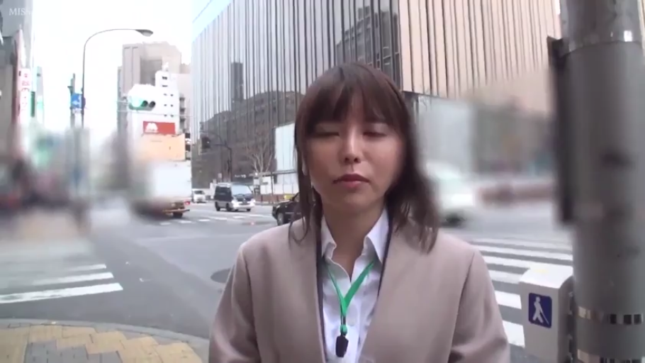 站立 · 平静 · 闭眼 · 半身 · 职业装 · 街道 · 工牌 · 外景