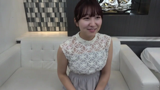 室内 · 坐姿 · 微笑 · 半身 · 访谈 · 蕾丝无袖上衣 · 齐刘海