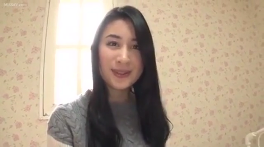 脸部特写 · 灰色针织衫 · 室内卧室 · 正面对镜