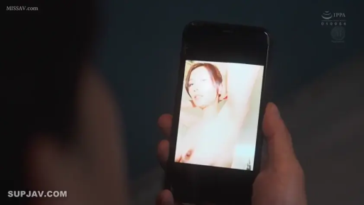 室内 · 平静 · 智能手机 · 画中画 · 手持手机 · 观看手机 · 裸露(手机画面) · 手机画面特写