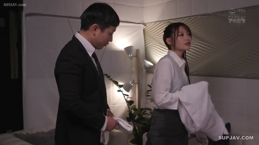 室内 · 坐姿 · 中景 · 微笑 · 交流 · 毛衣 · 日常内容