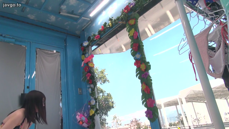 比基尼 · 自然 · 观察 · 户外背景 · 装饰花 · 侧身弯腰 · 移动巴士