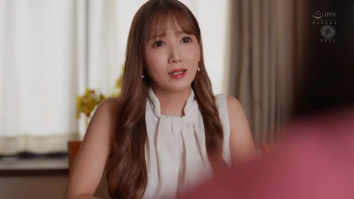 室内 · 坐姿 · 严肃 · 中景 · 谈话 · 白色无袖上衣 · IPPA · 桌椅