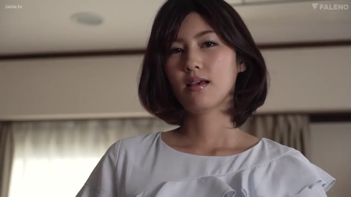 室内 · 站立 · 面部特写 · 注视 · AV剧照 · 白色荷叶边上衣 · 微张嘴巴