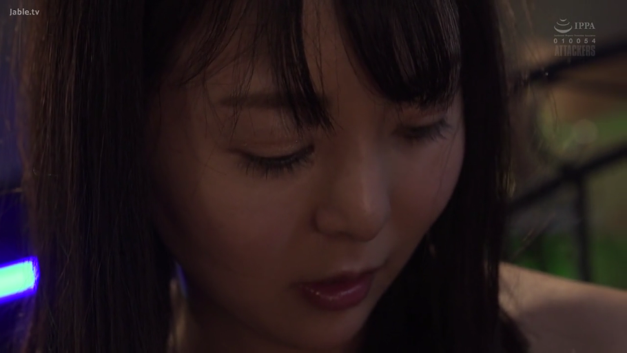 低头 · 专注 · 脸部特写 · 凝视 · 长发 · 昏暗室内 · 露肩装