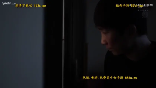 室内 · 黑色上衣 · 侧脸特写