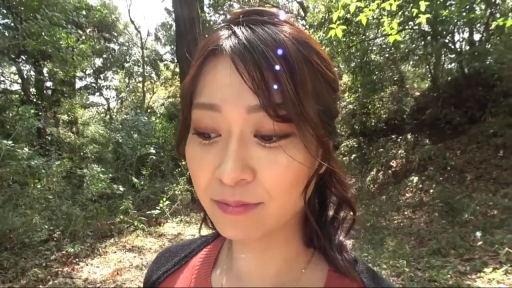 臉部特寫 · 站姿 · 平靜 · 擺拍 · 休閒裝 · 户外森林