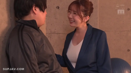 Indoor · Glasses · Smile · 上半身 · Suit · Mature woman · 对立站立 · 对视交流