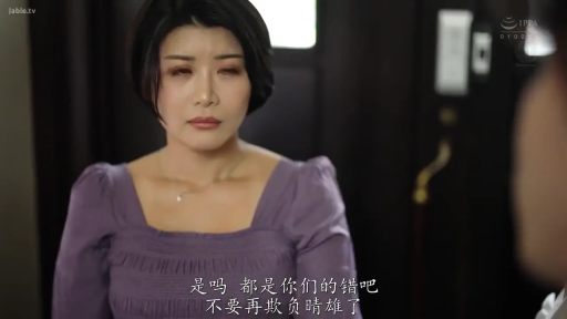 室内 · 忧郁 · 脸部特写 · 站姿 · 谈话 · 紫色方领连衣裙