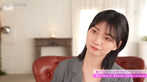 室内 · 坐姿 · 脸部特写 · 平静 · 短发 · 访谈 · 灰色西装 · 红色皮沙发