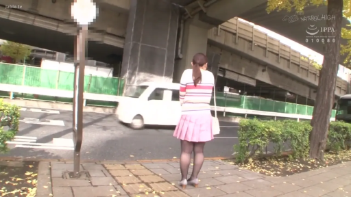 全身 · 粉色百褶裙 · 路边